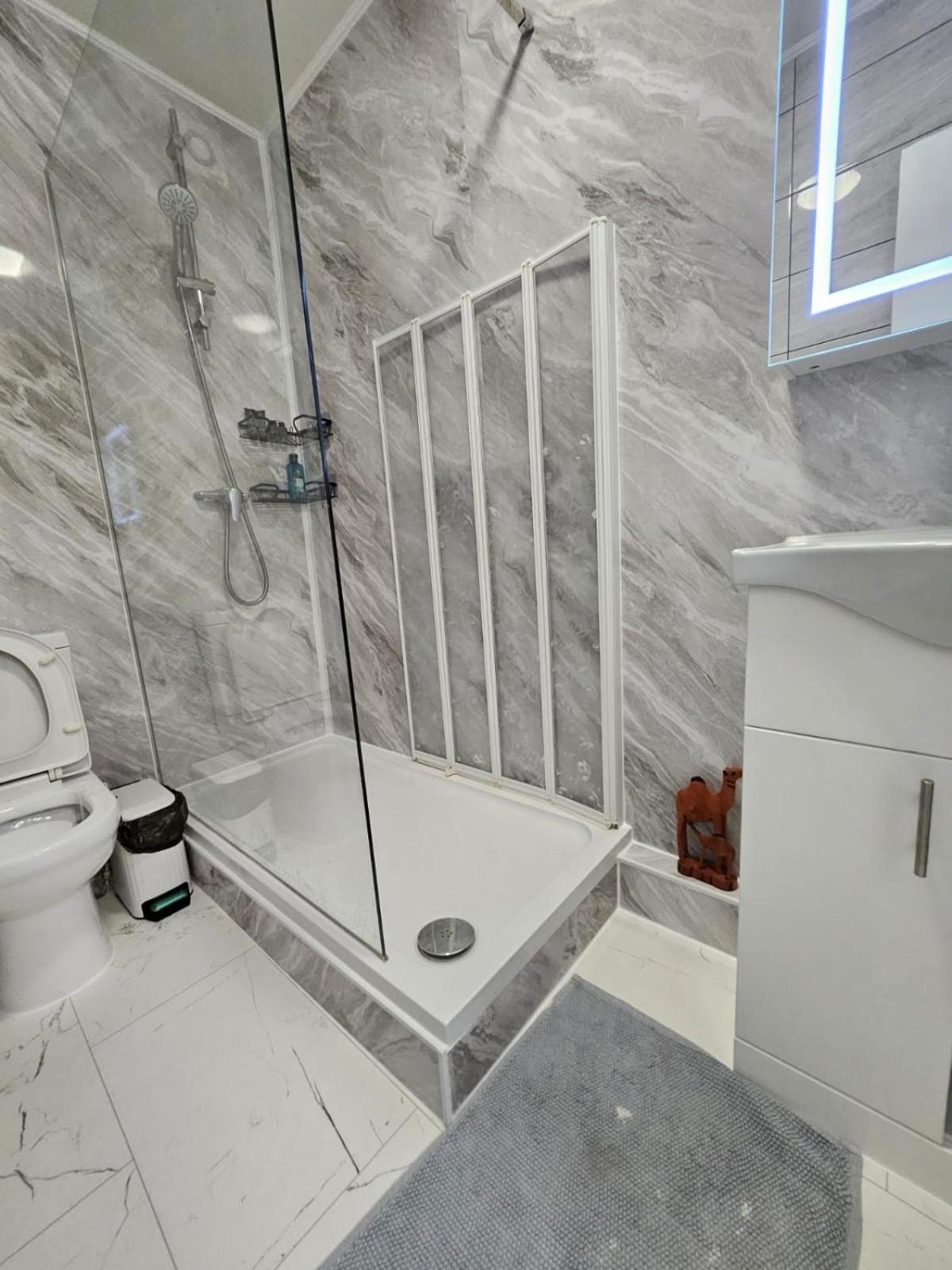 Bayswater Luxe Hyde Park 2Br Retreat Londen